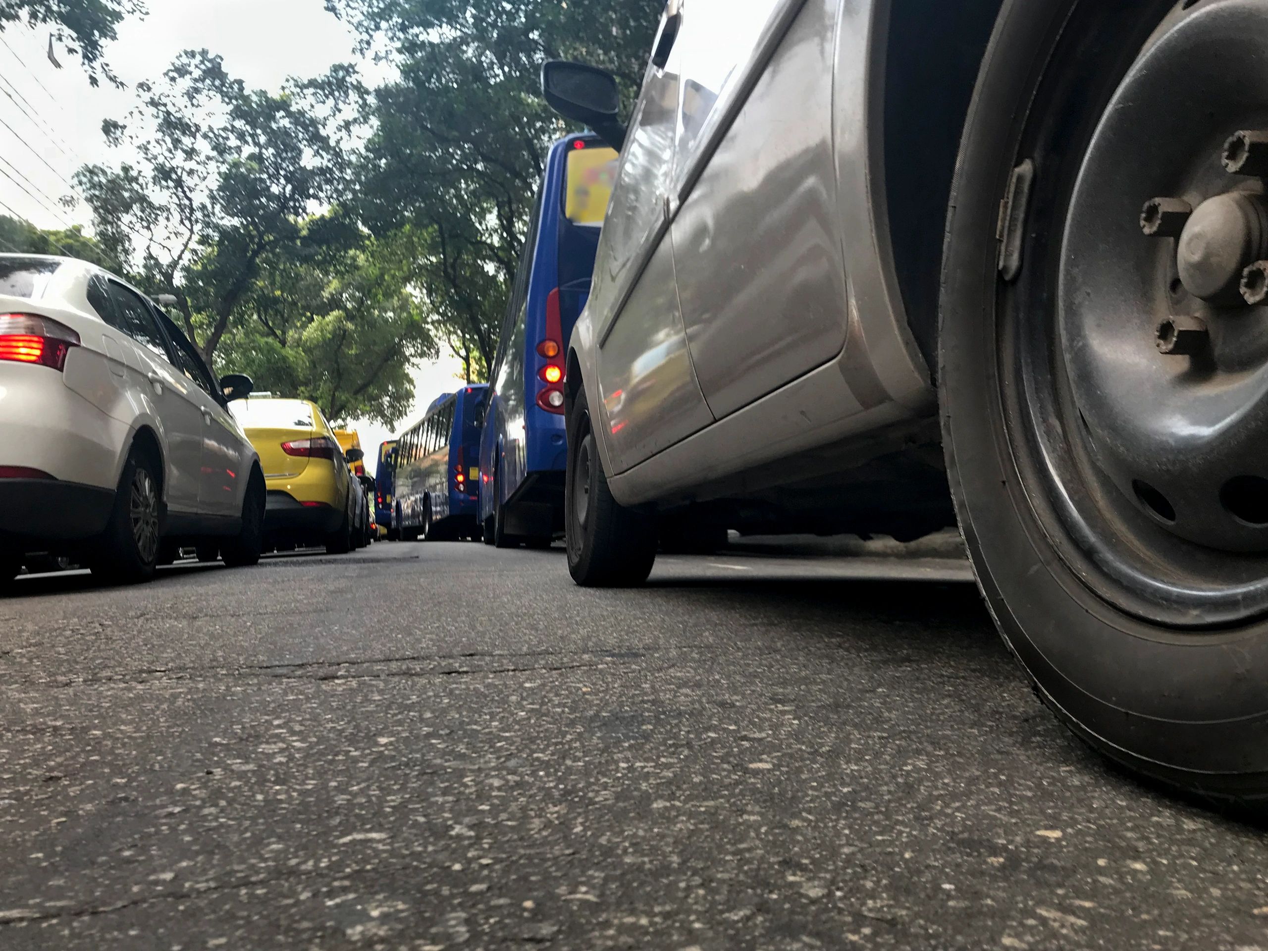 Trânsito urbano em cidade brasileira